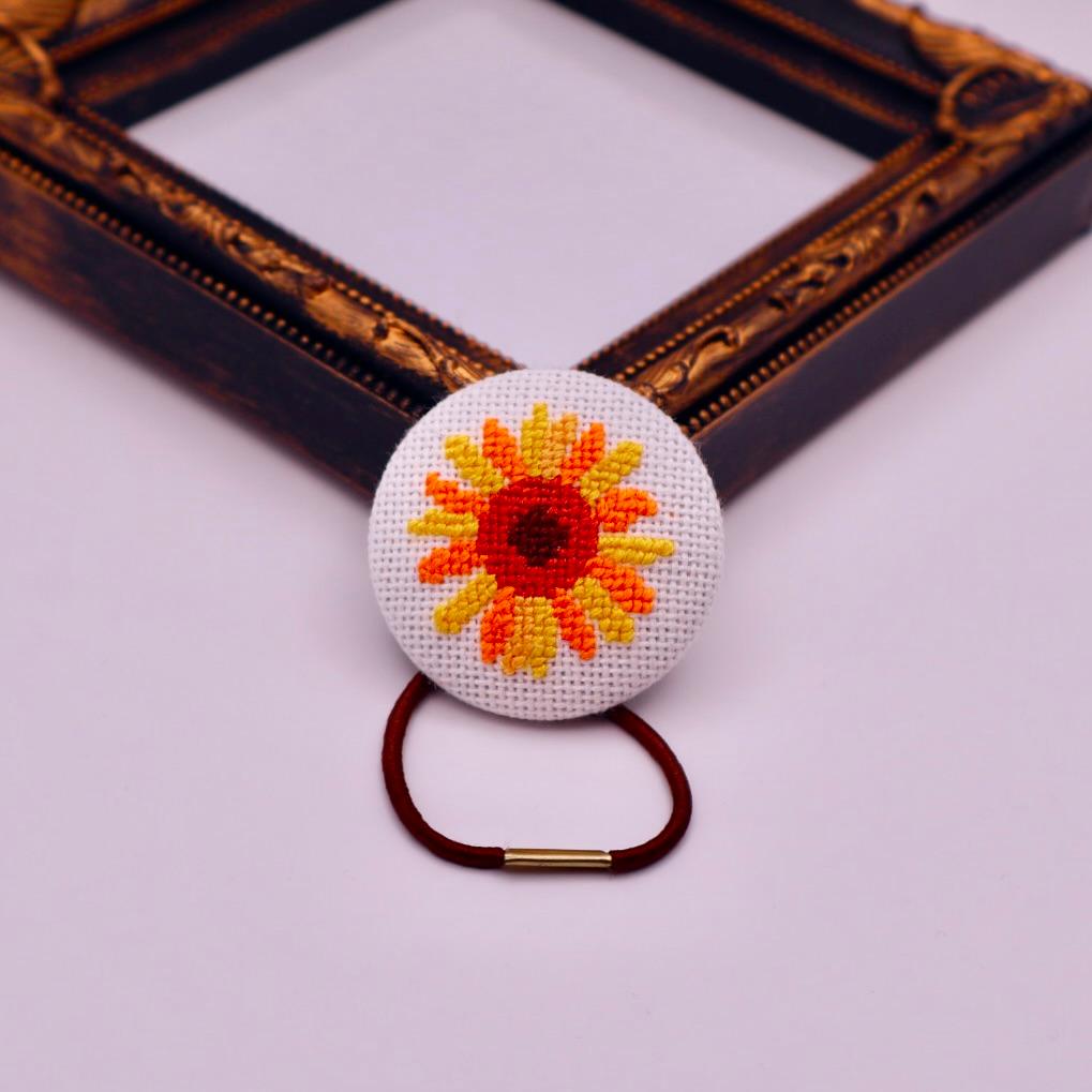 8月のくるみボタン　ひまわりの花　クロスステッチ刺繍 | 2枚目